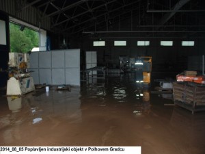2014_08_05 Poplavljen industrijski objekt v Polhovem Gradcu