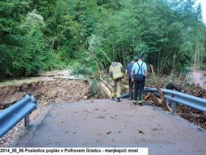 2014_08_06 Posledice poplav v Polhovem Gradcu - manjkajoči most