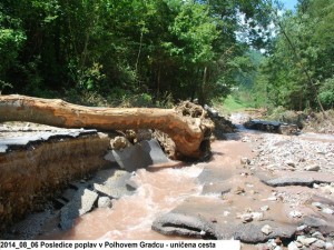 2014_08_06 Posledice poplav v Polhovem Gradcu - uničena cesta1